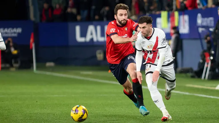 Jon Moncayola (7. CA Osasuna) y Adri Embarba (21. Rayo Vallecano) durante el partido de La Liga EA Sports entre CA Osasuna y Rayo Vallecano disputado en el estadio de El Sadar en Pamplona. I&Ntilde;IGO ALZUGARAY