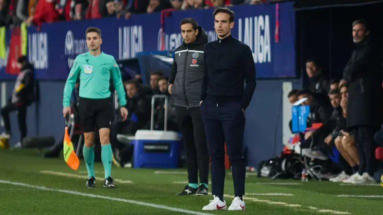 Iñigo Pérez (entrenador Rayo Vallecano) durante el partido de La Liga EA Sports entre CA Osasuna y Rayo Vallecano disputado en el estadio de El Sadar en Pamplona. IÑIGO ALZUGARAY