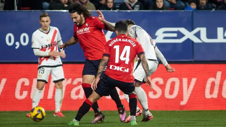 Jorge de Frutos (19. Rayo Vallecano), Juan Cruz (3. CA Osasuna), Rubén García (14. CA Osasuna) y Andrei Ratiu (2. Rayo Vallecano) durante el partido de La Liga EA Sports entre CA Osasuna y Rayo Vallecano disputado en el estadio de El Sadar en Pamplona. IÑIGO ALZUGARAY