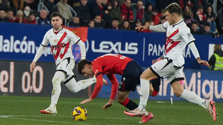 Adri Embarba (21. Rayo Vallecano), Aimar Oroz (10. CA Osasuna) y Jorge de Frutos (19. Rayo Vallecano) durante el partido de La Liga EA Sports entre CA Osasuna y Rayo Vallecano disputado en el estadio de El Sadar en Pamplona. IÑIGO ALZUGARAY