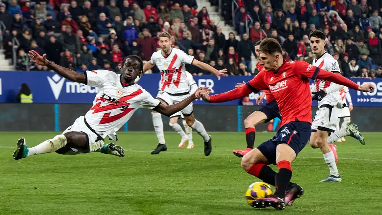Abdul Mumin (16. Rayo Vallecano) y Ante Budimir (17. CA Osasuna) durante el partido de La Liga EA Sports entre CA Osasuna y Rayo Vallecano disputado en el estadio de El Sadar en Pamplona. IÑIGO ALZUGARAY