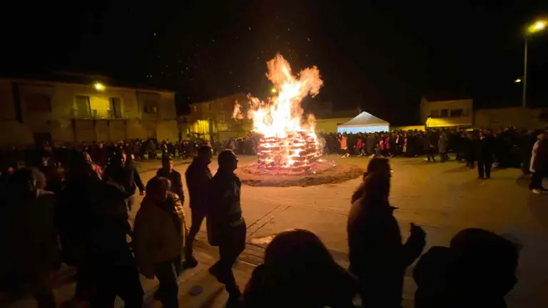 Hoguera de San Blas durante las fiestas de invierno de Milagro. CEDIDA