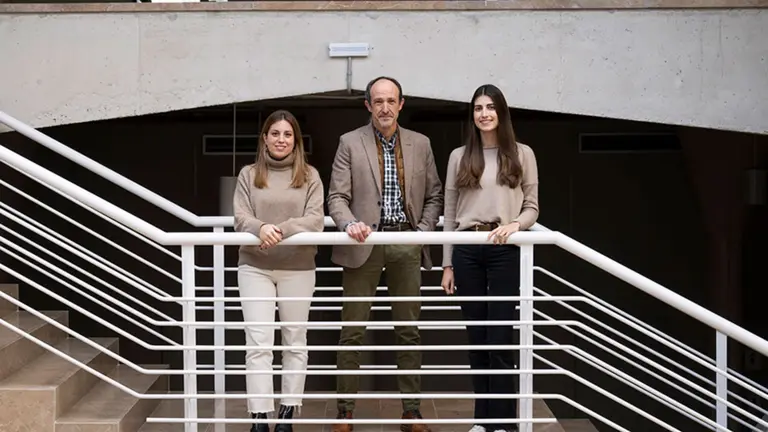 De izda. a dcha. Patricia Alegría, David Astrain y Nerea Pascual, en el edificio del rectorado de la UPNA. CEDIDA