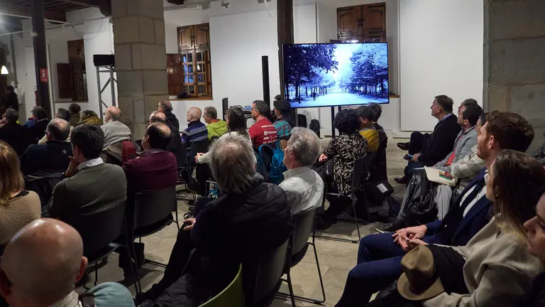 Acto de presentación pública del proyecto 'Isolíneas', seleccionado para la renovación del Paseo de Sarasate, con la presencia del alcalde de Pamplona, Joseba Asiron. IÑIGO ALZUGARAY
