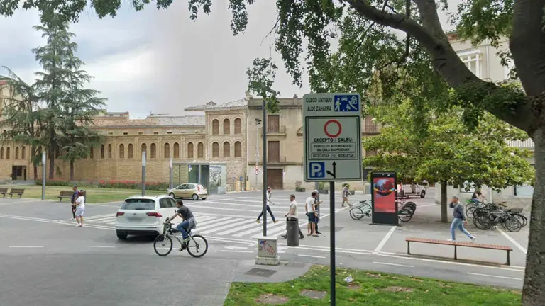 Un coche aacede al casco viejo de Pamplona, Zona de Acceso Controlado. GOOGLE MAPS