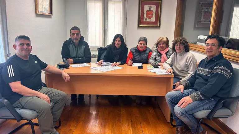 De izda a dcha: Oscar Eraso (concejal de Genevilla), Gorka Sancho (alcalde de Cabredo), Beatriz Miranda (directora general de Transporte y Movilidad Sostenible), Lourdes Barbero (secretaria de la Mancomunidad de Codés), Mª Asun Landa (alcaldesa de Genevilla), Dolores Pérez (concejala de Marañón) y Alberto Arriaga (concejal de Genevilla). GOBIERNO DE NAVARRA