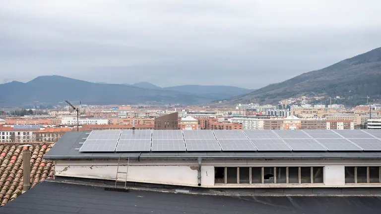 Entra en funcionamiento la nueva instalación solar fotovoltaica de la sede de Policía Municipal de Pamplona. AYUNTAMIENTO DE PAMPLONA