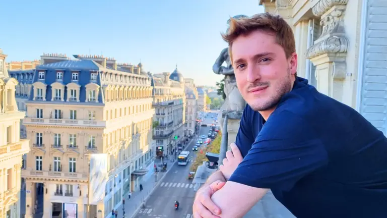 Nach Solís, licenciado en Medicina de la Universidad de Navarra, es autor y guionista de Paris 70. CEDIDA