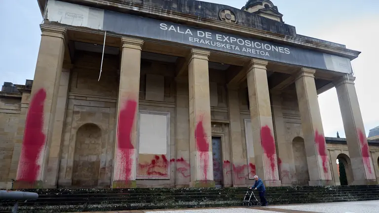 El Monumento a los Caídos en la plaza de la Libertad de Pamplona ha amanecido vandalizado con pintura roja y mensajes para su derribo y contra el fascismo. IÑIGO ALZUGARAY