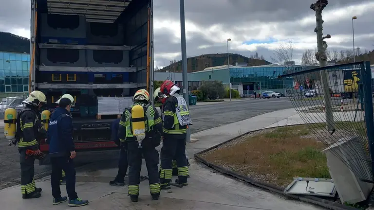 Imagen de los bomberos trabajando en la fuga de gas en el polígono industrial del Valle de Egüés. CEDIDA