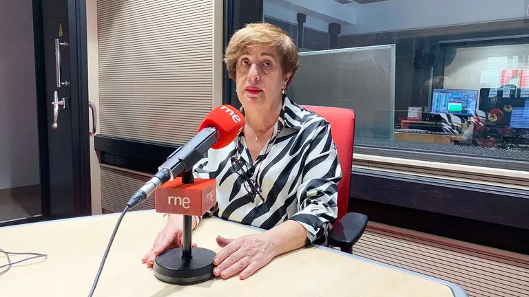 Encarna Martínez Velasco en un estudio de Rne en Pamplona. Navarra.com