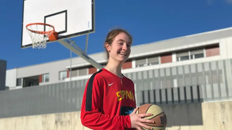 La navarra Elena Álvarez en el Colegio Miravalles-El Redín con la camiseta de la Selección Española de Baloncesto. MIRAVALLES-ELREDIN