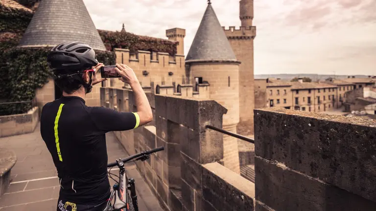 La revista destaca el Palacio Real como uno de los atractivos turísticos del territorio, junto a los pueblos, paisajes y viñedos de la zona. CEDIDA