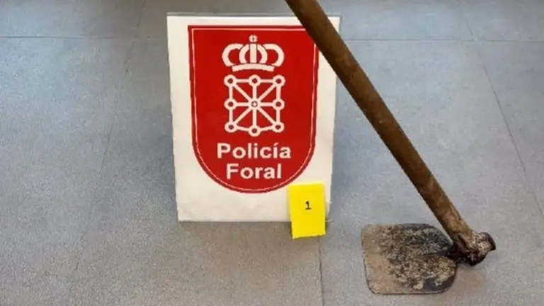 Azada con la que agredió a su hermano en Tierra Estella . POLICÍA FORAL