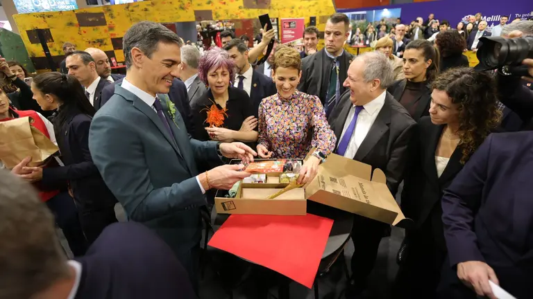 Un momento de la visita del presidente del Gobierno de España, Pedro Sánchez, al stand de Navarra. GOBIERNO DE NAVARRA