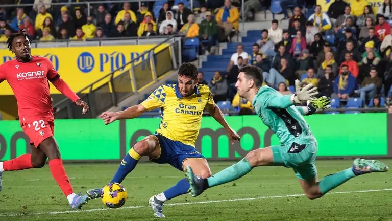 El delantero de Las Palmas Jaime Mata (c) remata a puerta durante el partido de LaLiga entre la UD Las Palmas y el Osasuna, este viernes en el estadio de Gran Canaria. EFE/ Angel Medina G.