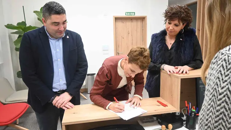 María Chivite firma el registro de entrada de la presentación de su candidatura en la sede del PSOE de Pamplona. PSN/PSOE