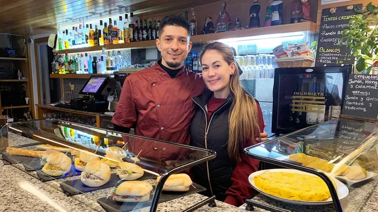 Yerson y Luisa en la barra del bar Aral Fusión en el barrio de la Rochapea en Pamplona. Navarra.com