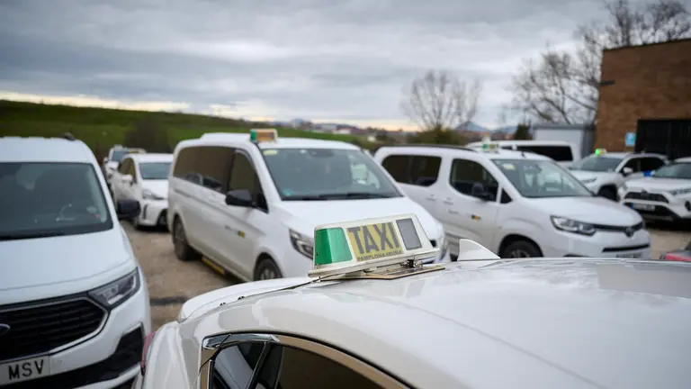 Tele Taxi San Fermin cierra durante una hora (11:00 a 12:00 de la ma&ntilde;ana) prestando &uacute;nicamente los servicios de paradas y convoca una concentraci&oacute;n en las instalaciones de Teletaxi durante esa hora de once a doce de la ma&ntilde;ana. PABLO LASAOSA