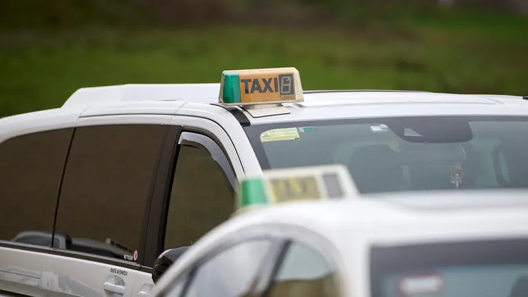 Tele Taxi San Fermin cierra durante una hora (11:00 a 12:00 de la ma&ntilde;ana) prestando &uacute;nicamente los servicios de paradas y convoca una concentraci&oacute;n en las instalaciones de Teletaxi durante esa hora de once a doce de la ma&ntilde;ana. PABLO LASAOSA