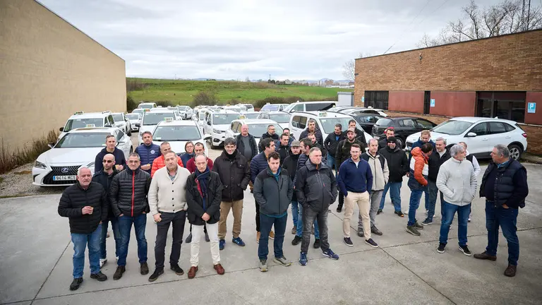Tele Taxi San Fermin cierra durante una hora (11:00 a 12:00 de la mañana) prestando únicamente los servicios de paradas y convoca una concentración en las instalaciones de Teletaxi durante esa hora de once a doce de la mañana. PABLO LASAOSA