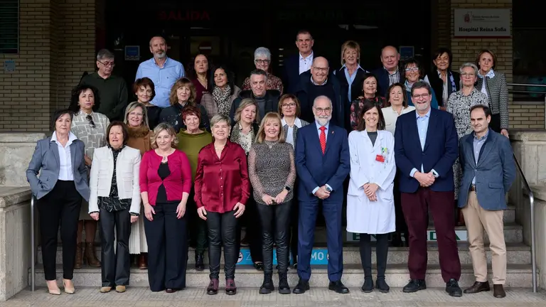 Foto de grupo del consejero Domínguez y el gerente del SNS junto al personal jubilado. GOBIERNO DE NAVARRA