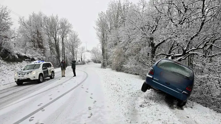 El vehículo ha resbalado sobre la nieve y se ha estrellado con un árbol. GUARDIA CIVIL