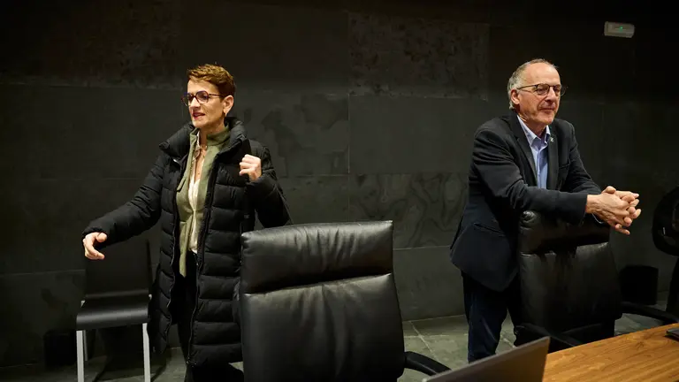 La presidenta del Gobierno, Mar&iacute;a Chivite junto a Adolfo Araiz, de EH Bildu minutos antes de comenzar el pleno del Parlamento. PABLO LASAOSA