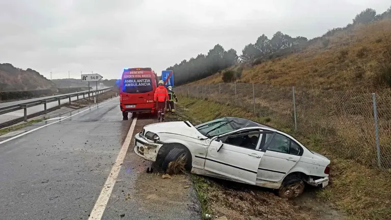 El coche accidentado en Pueyo ha dado una vuelta de campana y ha quedado en el arcén. BOMBEROS DE NAVARRA