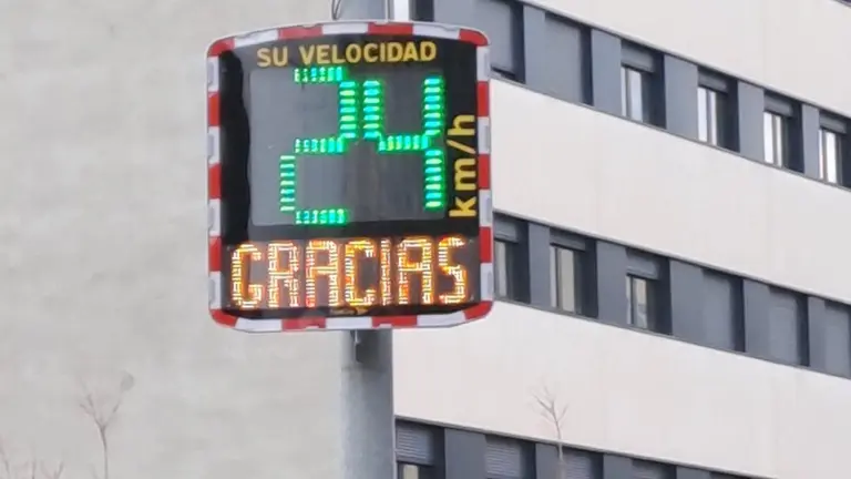 Barañáin instala seis radares pedagógicos e informativos para mejorar la seguridad vial.