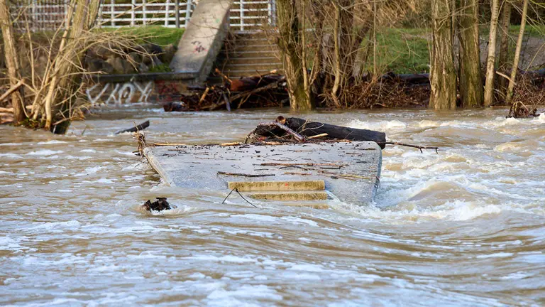 El río Arga a su paso por Pamplona en la zona de las pasarelas del club Natación y el puente de la Magdalena. IÑIGO ALZUGARAY