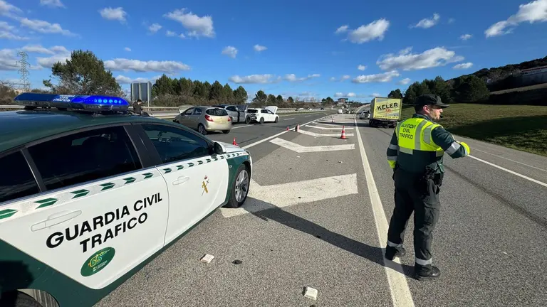 Cuatro heridos leves en una colisión múltiple en la A-15 en Zizur Mayor. GUARCIA CIVIL