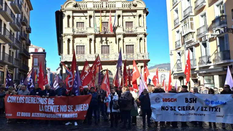 Apenas 150 personas han acudido a la manifestación convocada por UGT y CCOO contra la oposición, en vez de contra el Gobierno. EUROPA PRESS