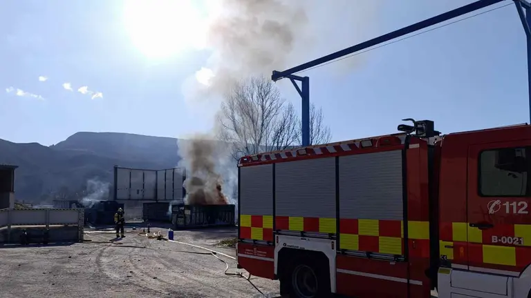 El fuego se ha originado al entrar en contacto agua con una sustancia química en una empresa de Irurzun. BOMBEROS DE NAVARRA