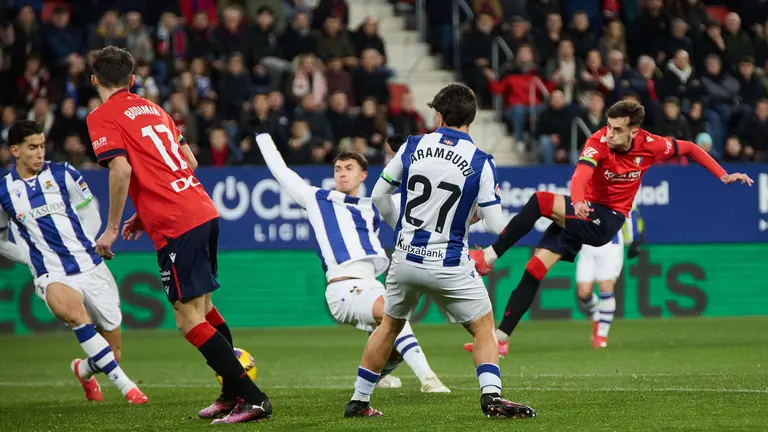 Nayef Aguerd (21. Real Sociedad), Ante Budimir (17. CA Osasuna), Martín Zubimendi (4. Real Sociedad), Jon Aramburu (27. Real Sociedad) y Aimar Oroz (10. CA Osasuna) durante el partido de La Liga EA Sports entre CA Osasuna y Real Sociedad disputado en el estadio de El Sadar en Pamplona. IÑIGO ALZUGARAY