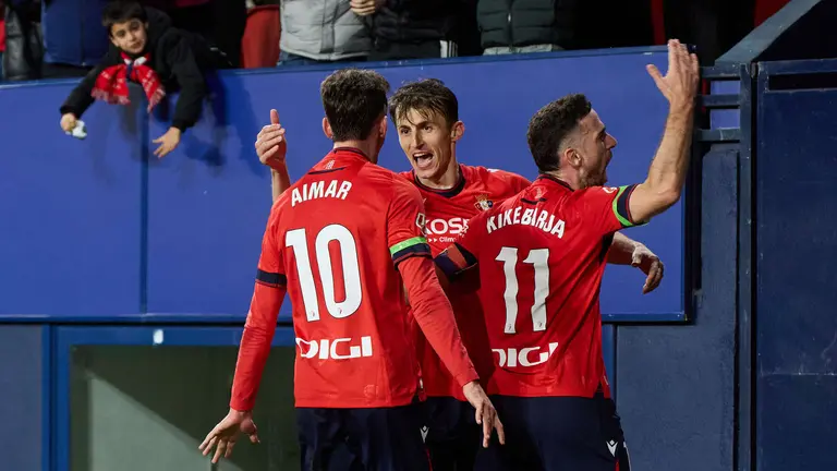 Los jugadores de Osasuna celebran el gol de Ante Budimir (1-0) durante el partido de La Liga EA Sports entre CA Osasuna y Real Sociedad disputado en el estadio de El Sadar en Pamplona. IÑIGO ALZUGARAY