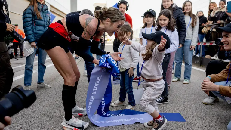 La atleta navarra Estefan&iacute;a Unzu (c-i), m&aacute;s conocida como Verdeliss, ha dado un nuevo paso en su haza&ntilde;a de correr siete maratones, en siete d&iacute;as consecutivos y en siete continentes. EFE/Daniel Gonz&aacute;lez
