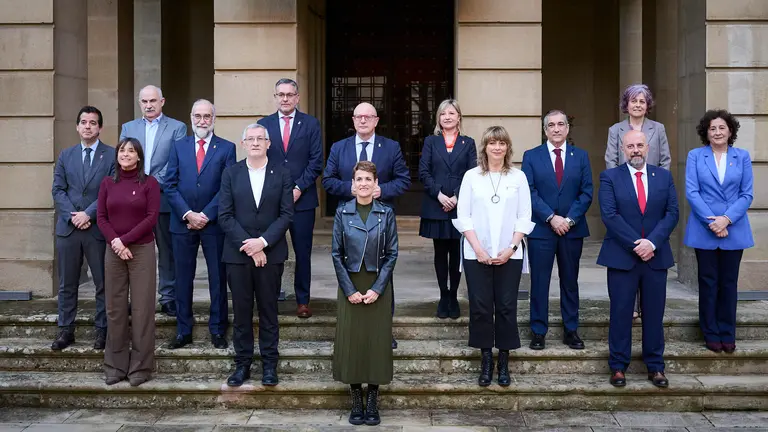 Fotografía de grupo del Gobierno de Navarra y de su sesión semanal. PABLO LASAOSA