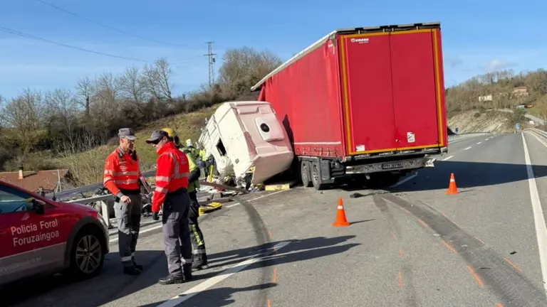 Imagen de la escena del accidente en la N-121-A. POLIC&Iacute;A FORAL