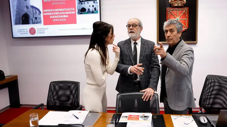 El presidente de la C&aacute;mara de Comptos Ignacio Cabeza del Salvador (c), comparece en el Parlamento para explicar los resultados del informe sobre la 'Gesti&oacute;n de la renta garantizada y su impacto en el empleo (2019-2023)'. EFE/ Jes&uacute;s Diges