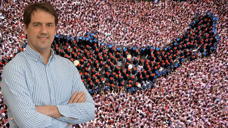 Fotomontaje de Iker Zuriguel, uno de los investigadores de la Universidad de Navarra, sobre una vista de la plaza del Ayuntamiento de Pamplona en el  Chupinazo de San Ferm&iacute;n.