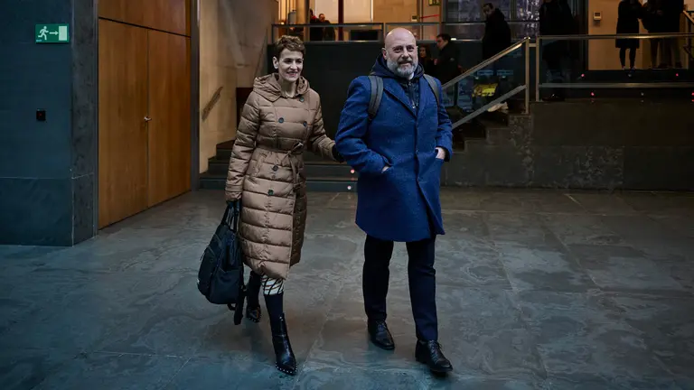 María Chivite y el consejero de Hacienda José Luis Arasti, minutos antes de comenzar el pleno del Parlamento. PABLO LASAOSA