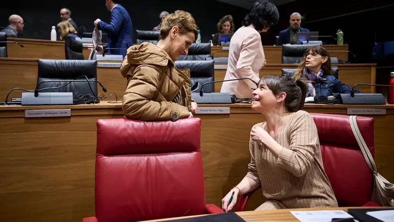 La presidenta Mar&iacute;a Chivite junto a la consejera de Vivienda Bego&ntilde;a Alfaro minutos antes de comenzar el pleno del Parlamento. PABLO LASAOSA
