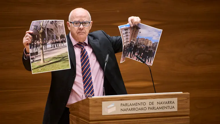 Emilio Jiménez de VOX interviene durante el pleno del Parlamento. PABLO LASAOSA