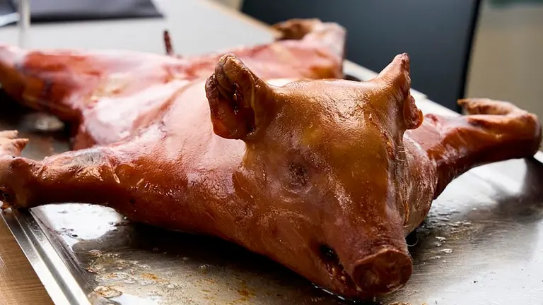 El gorrín asado es uno de los platos estrella del Restaurante Sarasate. SARASATENEA