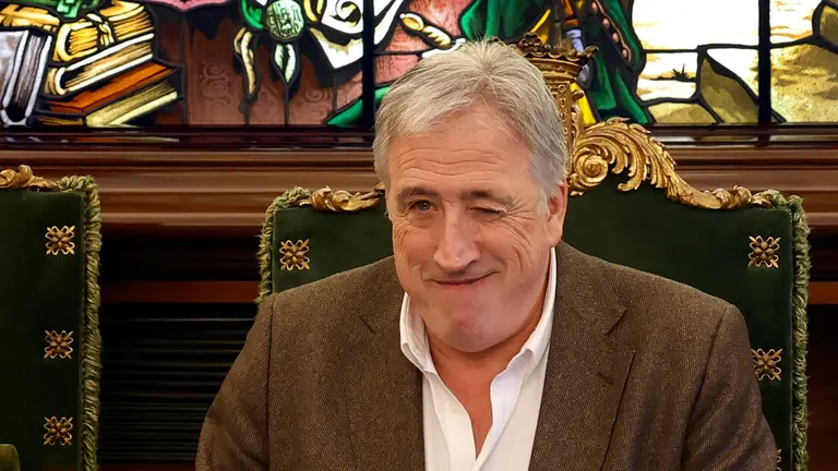 El alcalde de Pamplona Joseba Asiron en el inicio del pleno del Ayuntamiento de Pamplona que ha aprobado este jueves, con UPN, PP y Contigo-Zurekin en contra, una declaración institucional que sirve para hacer suyo el acuerdo para resignificar el Monumento a Los Caídos e iniciar el proceso necesario para ello.  EFE/ Jesús Diges