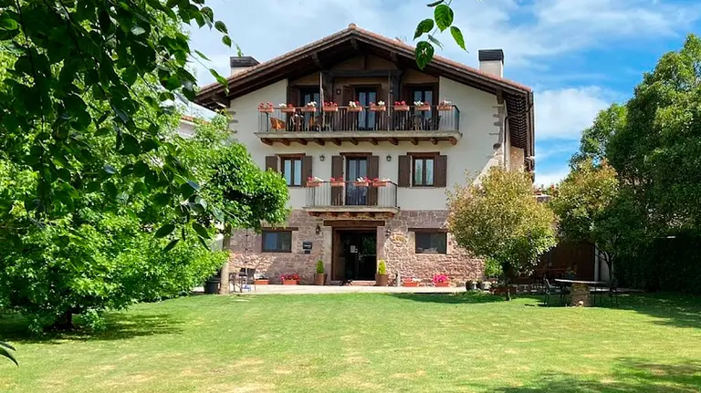 Imagen de la fachada del Hotel Iribarnia en Lanz. HOTEL IRIBARNIA