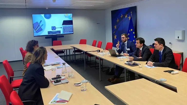 El consejero Irujo, junto a Iker Chasco director-gerente de Enercluster, Iñigo Uharte, durante la reunión en Bruselas.