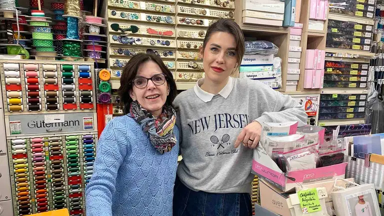 Carmen y Elena en la mercería Isabel del barrio de la Rochapea en Pamplona. Navarra.com