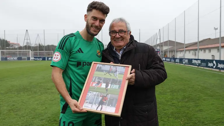Luis Sabalza le ha entregado un detalle a Roberto Torres antes de su partido ante el Promesas con el que ha debutado con el Nástic de Tarragona. CA OSASUNA